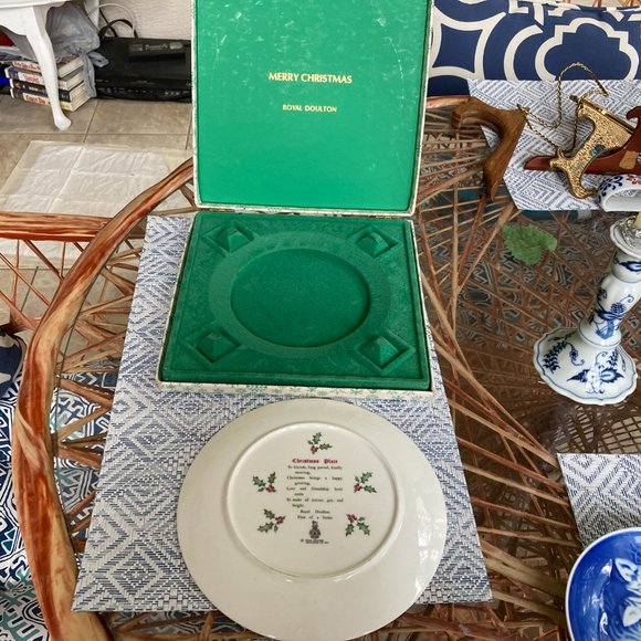 Royal Doulton Christmas Plate 1977 FIRST in series " Friends" 8.25" Bone China - Picture 5 of 7